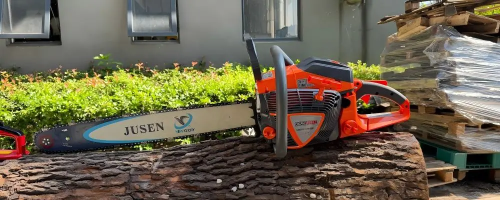  65cc gas-powered chainsaw
